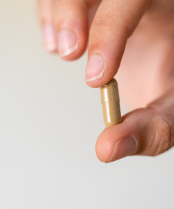 Kapsle obsahující vitamíny a minerály podporující regeneraci nadledvin a posilování těla v boji proti stresu.
